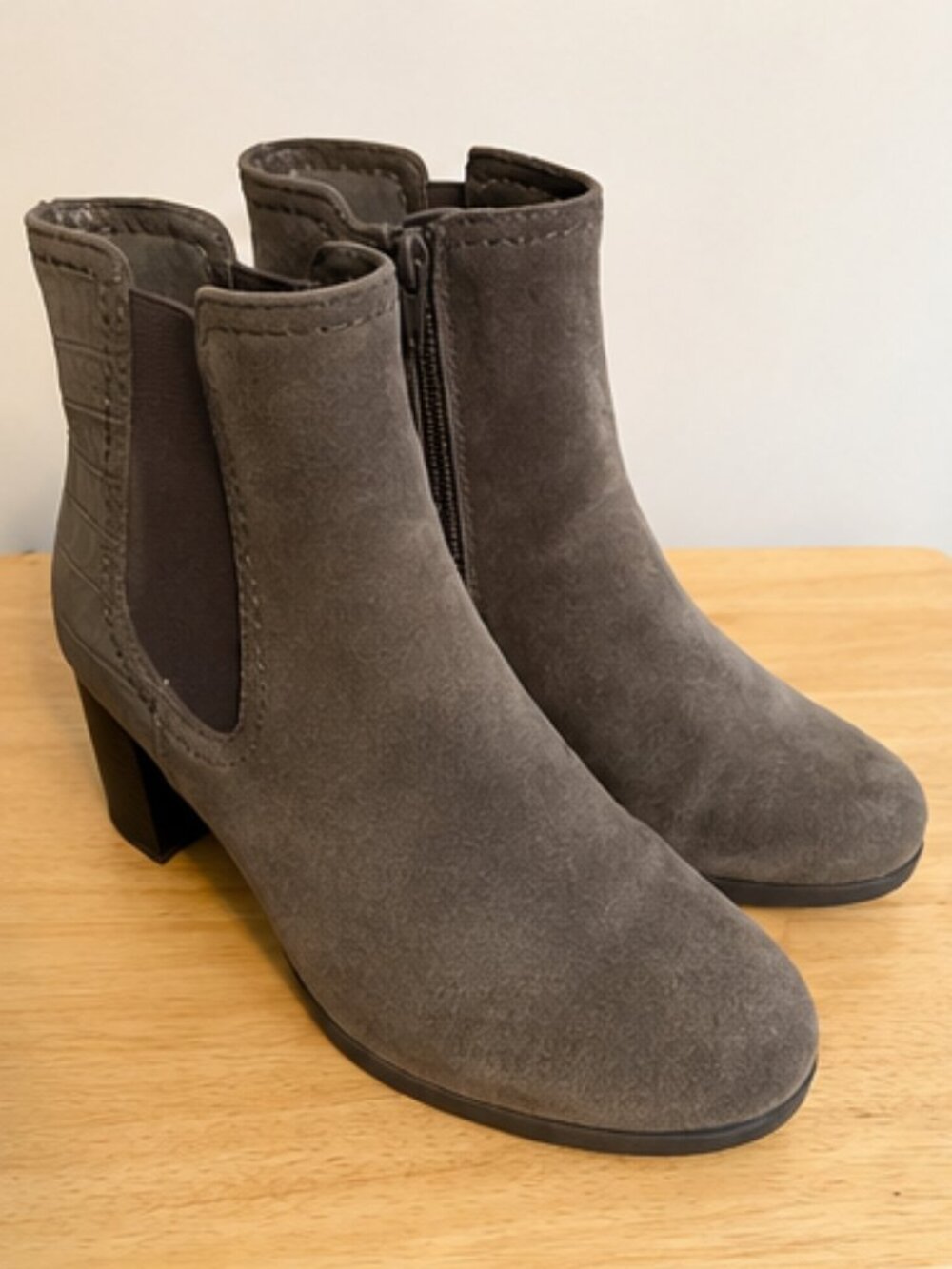 Brand New Clarks Women Gray Suede Ankle Boots Size 8 Block Heel Chelsea Booties